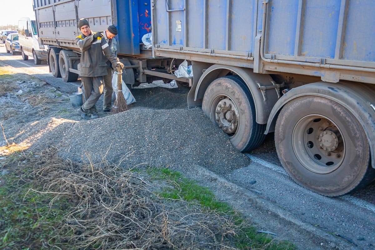 Подлил масло в огонь грузовик, из прицепа которого в нескольких метрах от одного из ДТП посыпались семечки Подлил масло в огонь грузовик, из прицепа которого в нескольких метрах от одного из ДТП посыпались семечки