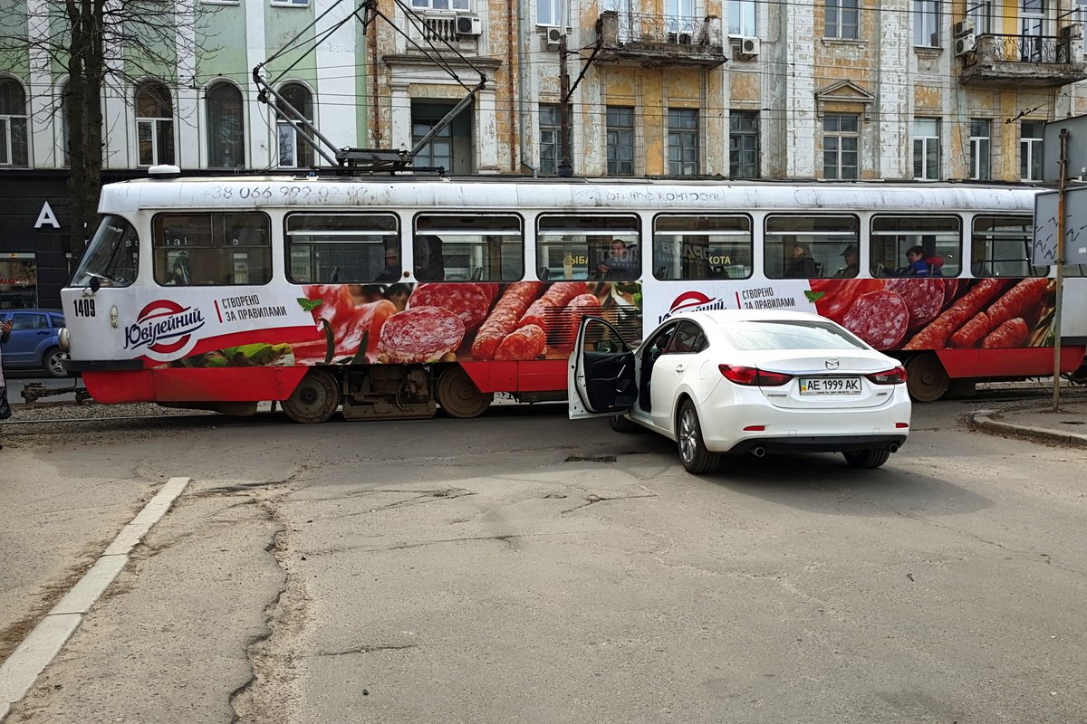 Авария произошла на проспекте Яворницкого в районе дома № 99 Авария произошла на проспекте Яворницкого в районе дома № 99