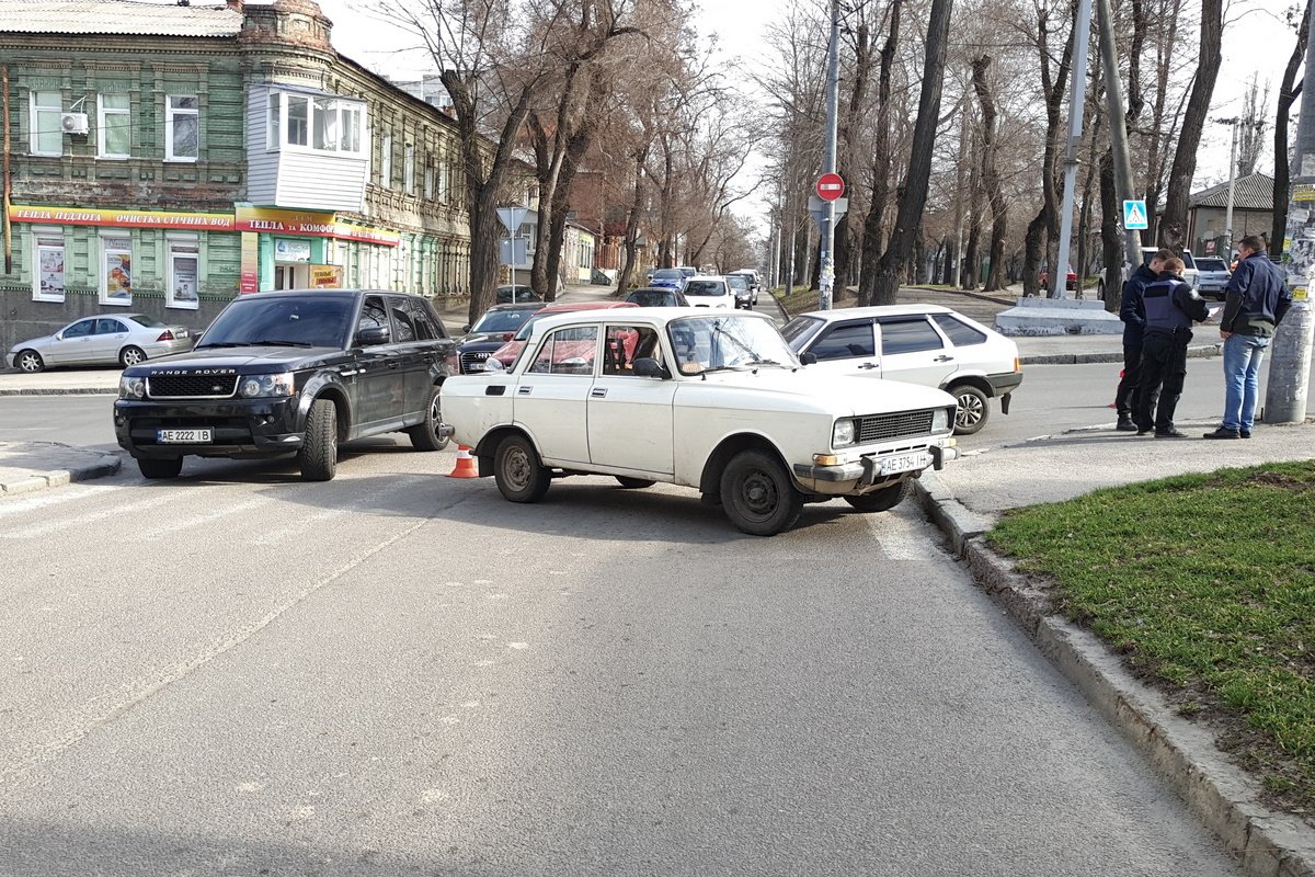 Авария произошла на перекрестке улиц Сечевый Стрельцов и Бородинской Авария произошла на перекрестке улиц Сечевый Стрельцов и Бородинской