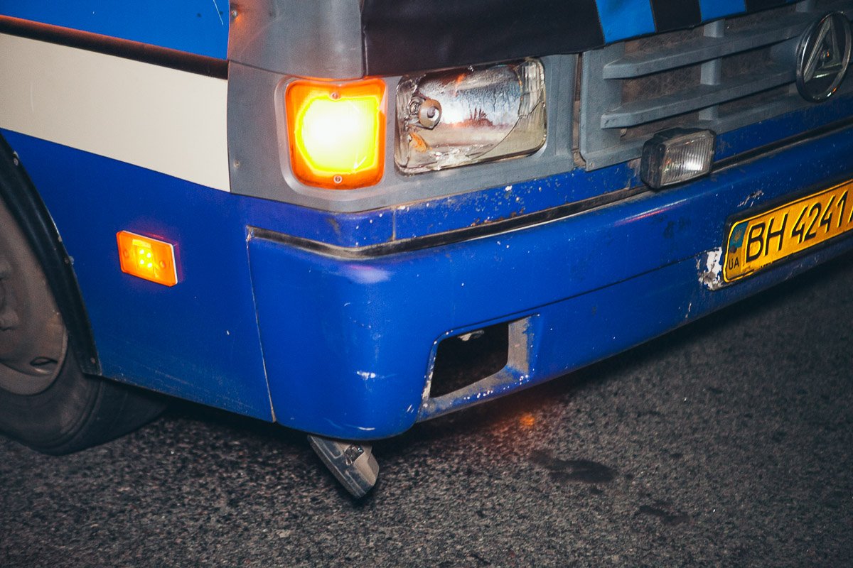 Повреждения на автобусе Повреждения на автобусе