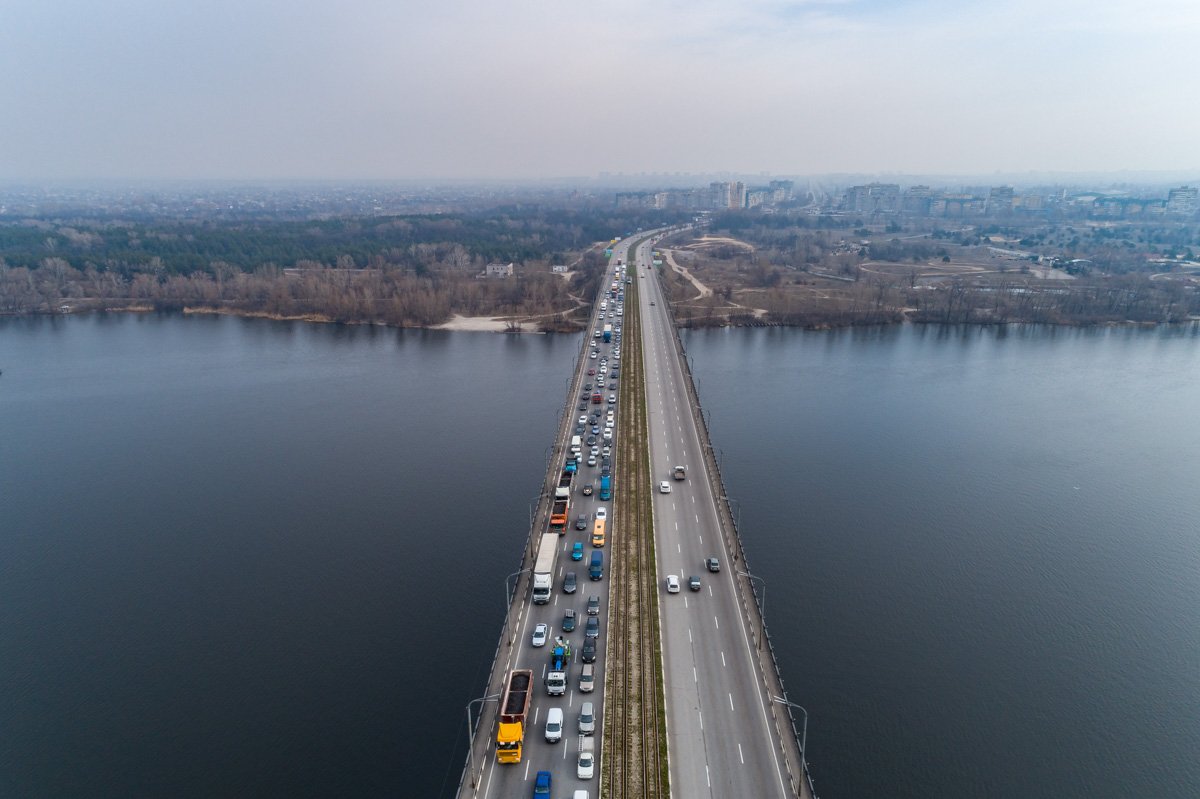 Огромная пробка на Кайдакском мосту изрядно потрепала нервы каждому, кто решил добираться в центр города именно этим путем Огромная пробка на Кайдакском мосту изрядно потрепала нервы каждому, кто решил добираться в центр города именно этим путем