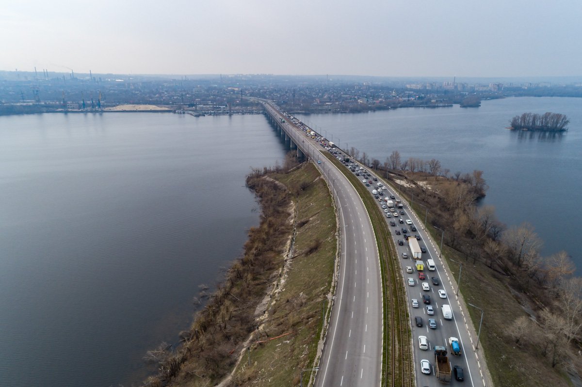 А причина весьма банальна и даже не удивительна - коммунальщики не нашли лучшего времени, как укладывать асфальт в час пик А причина весьма банальна и даже не удивительна - коммунальщики не нашли лучшего времени, как укладывать асфальт в час пик