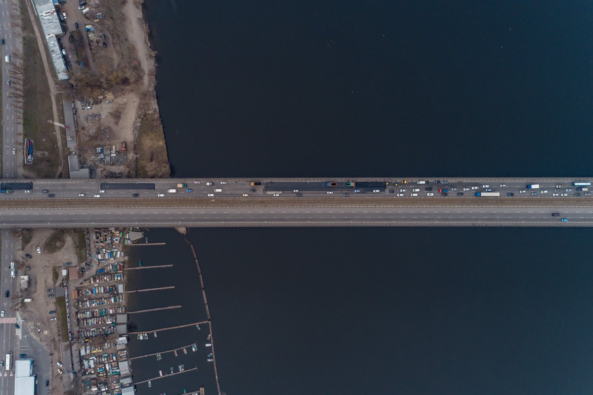 Спецтехника и, судя по всему, личный транспорт рабочих, занимают две полосы движения Спецтехника и, судя по всему, личный транспорт рабочих, занимают две полосы движения