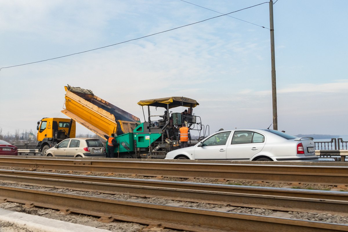 Коммунальные службы укладывают асфальт в час-пик Коммунальные службы укладывают асфальт в час-пик