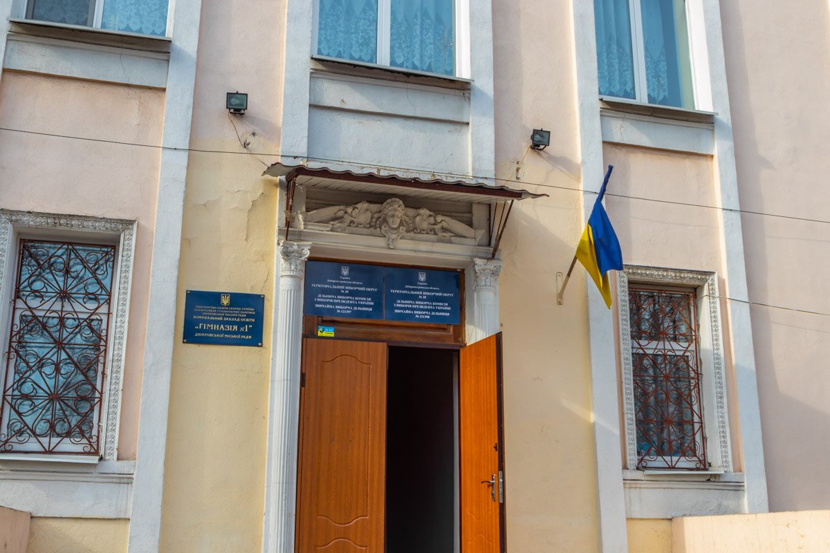 По словам администрации школы, возгорание началось приблизительно в 7:10 По словам администрации школы, возгорание началось приблизительно в 7:10