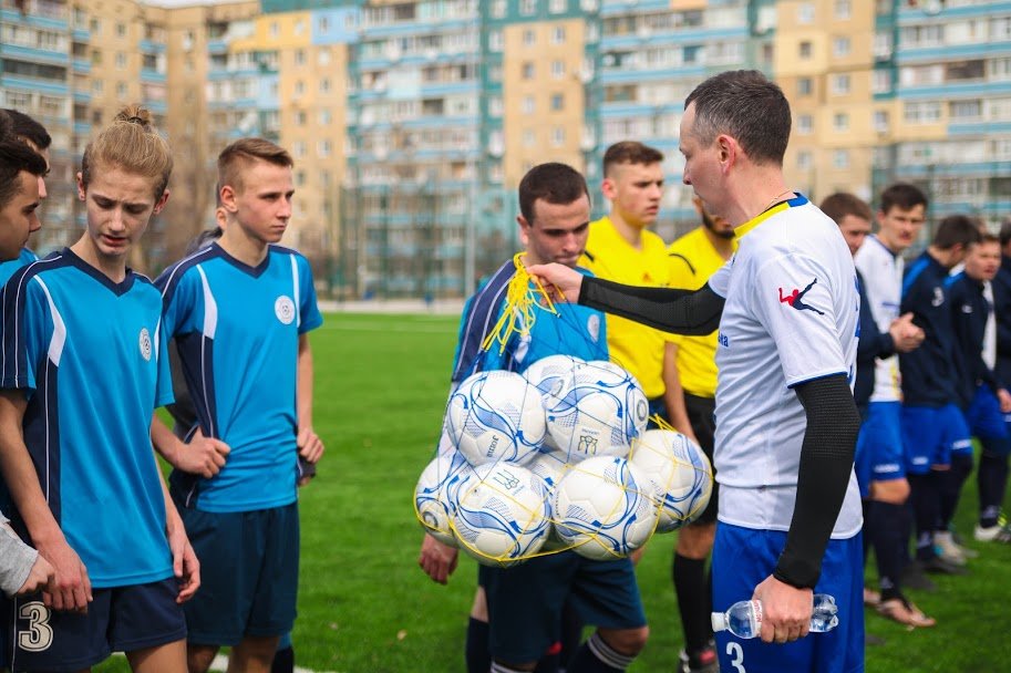 Ребятам также подарили новенькие футбольные мячи