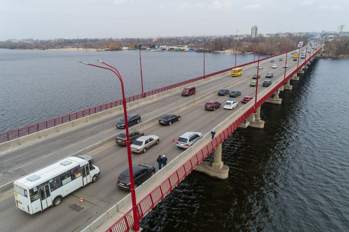 В Днепре на Новом мосту столкнулись три автомобиля В Днепре на Новом мосту столкнулись три автомобиля