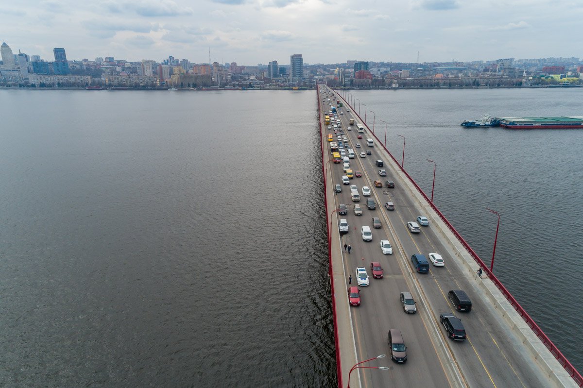 Автомобили двигались по Новому мосту по стороны левого берега Автомобили двигались по Новому мосту по стороны левого берега
