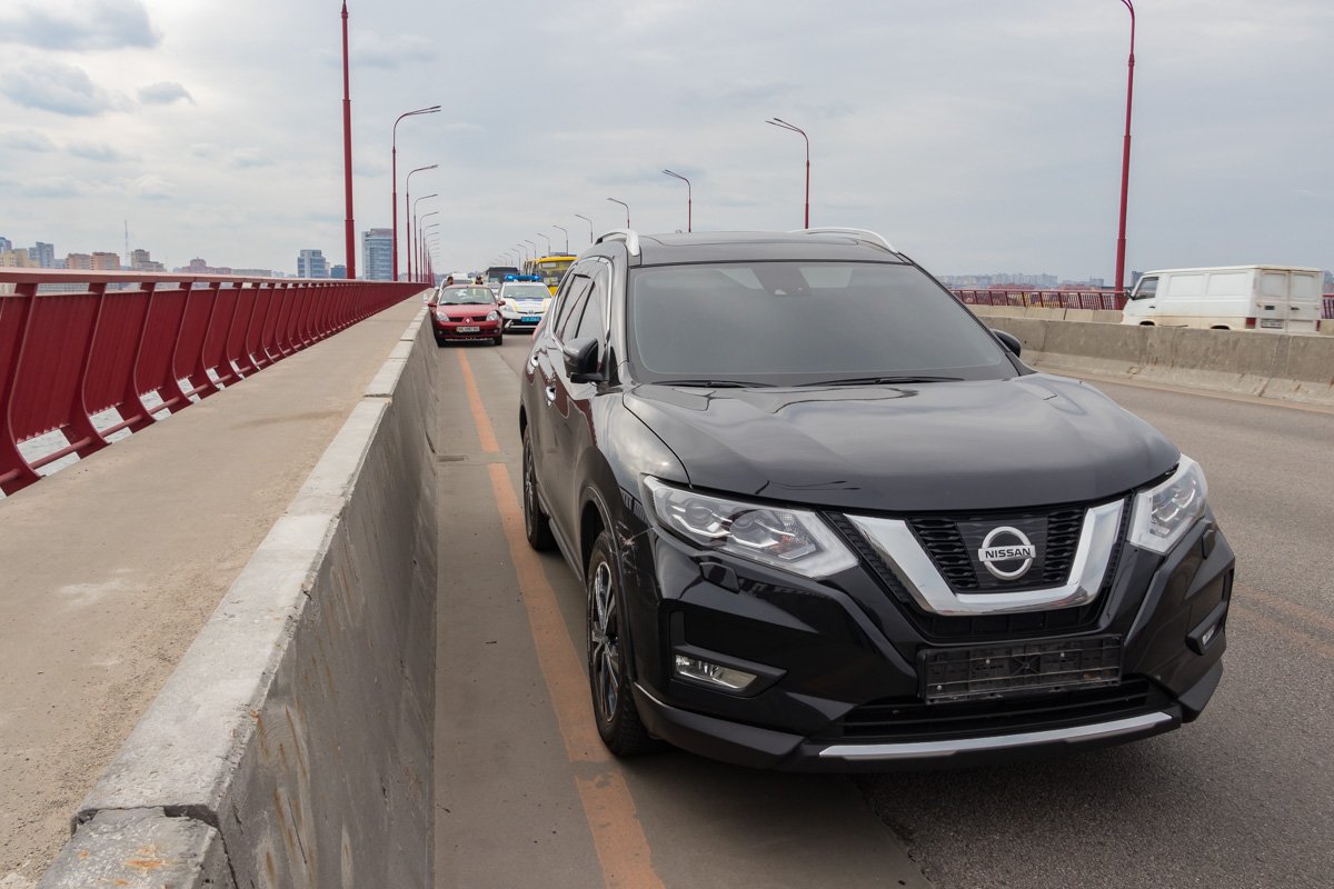 Со слов водителя автомобиля Nissan, он двигался в крайней правой полосе Со слов водителя автомобиля Nissan, он двигался в крайней правой полосе
