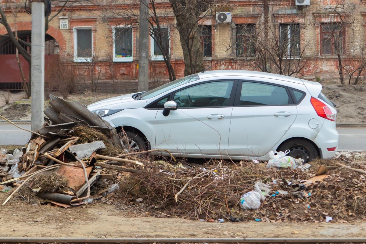 В Днепре на улице Владимира Антоновича Ford "влетел" в кучу мусора 