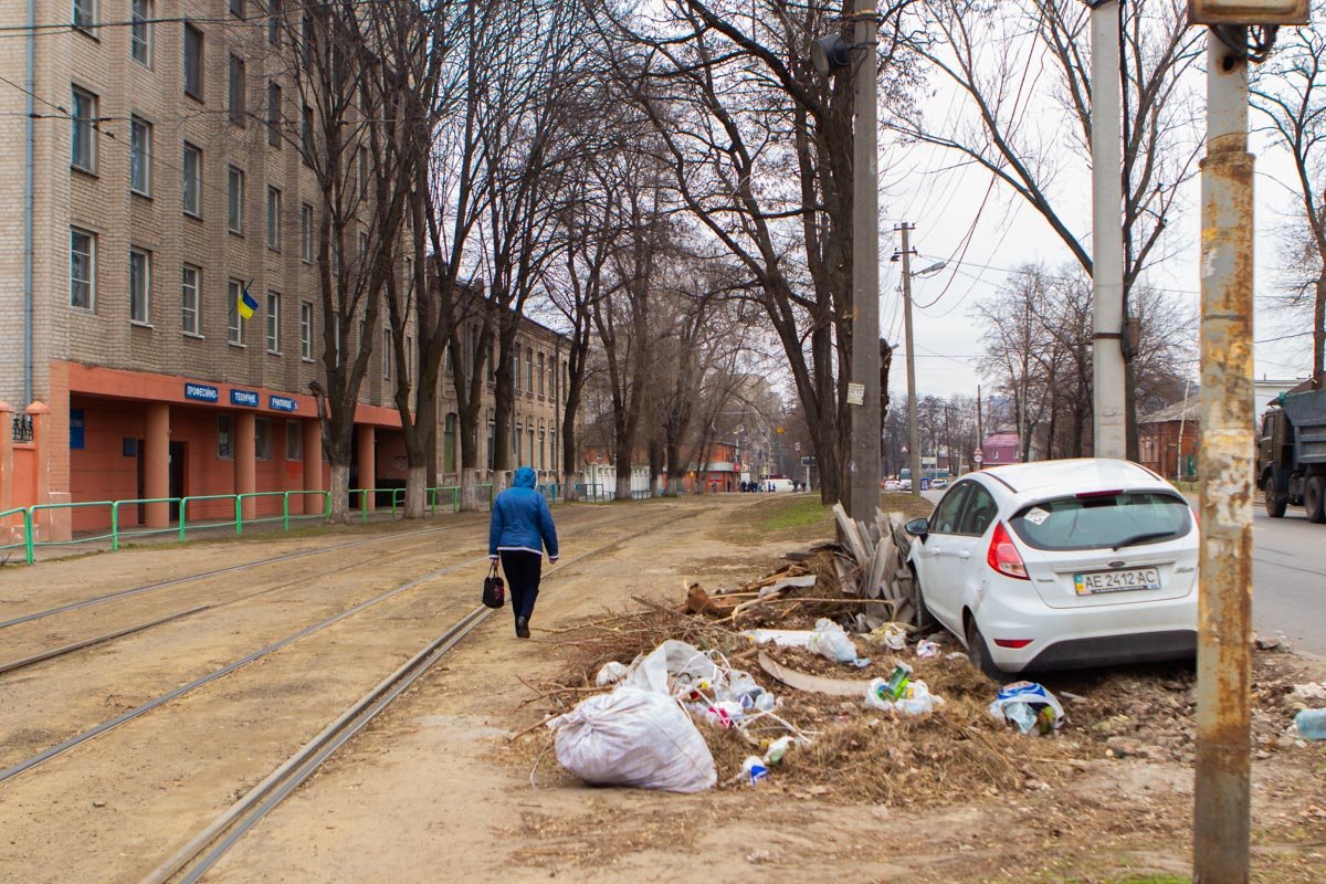 В этот момент по улице Владимира Антоновича ехал КАМАЗ