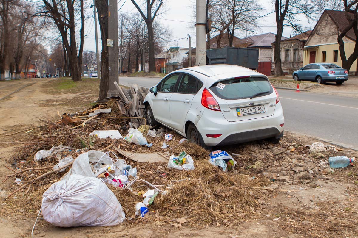 Он вывернул руль вправо и «влетел» в кучу мусора на обочине