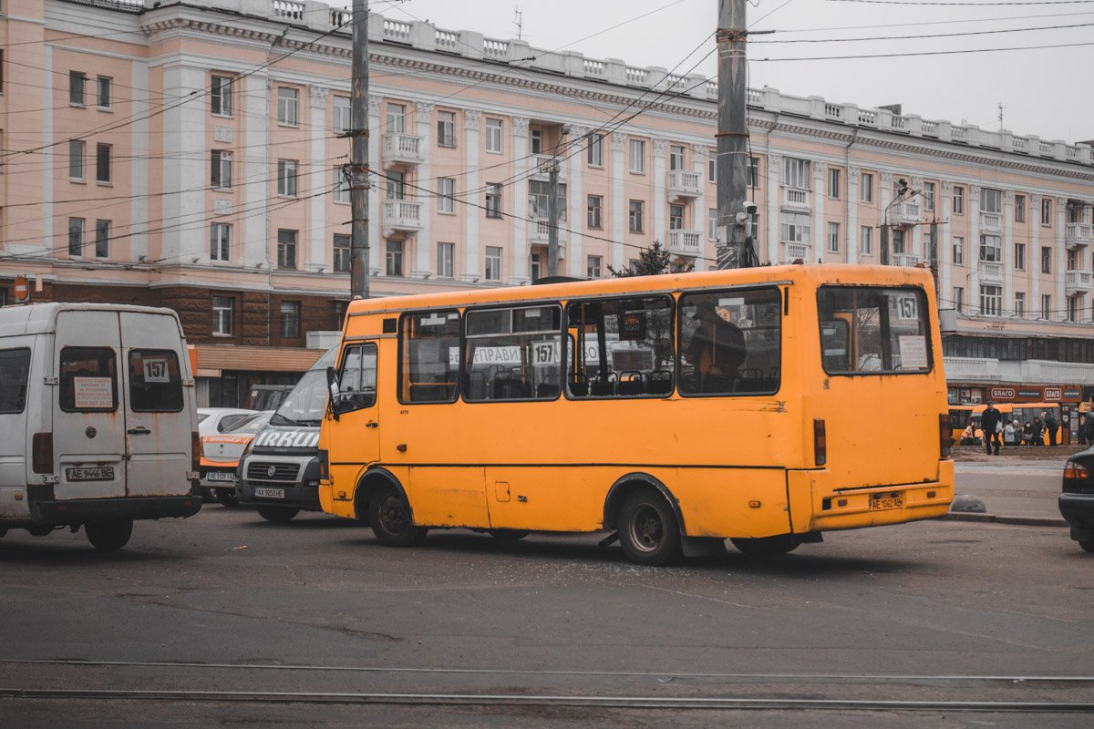Со слов водителя маршрутки, он ехал в правой полосе, а в левой полосе двигался грузовик