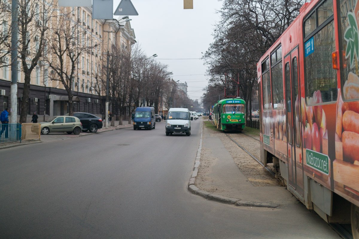 Параллельно с ними ехал трамвай