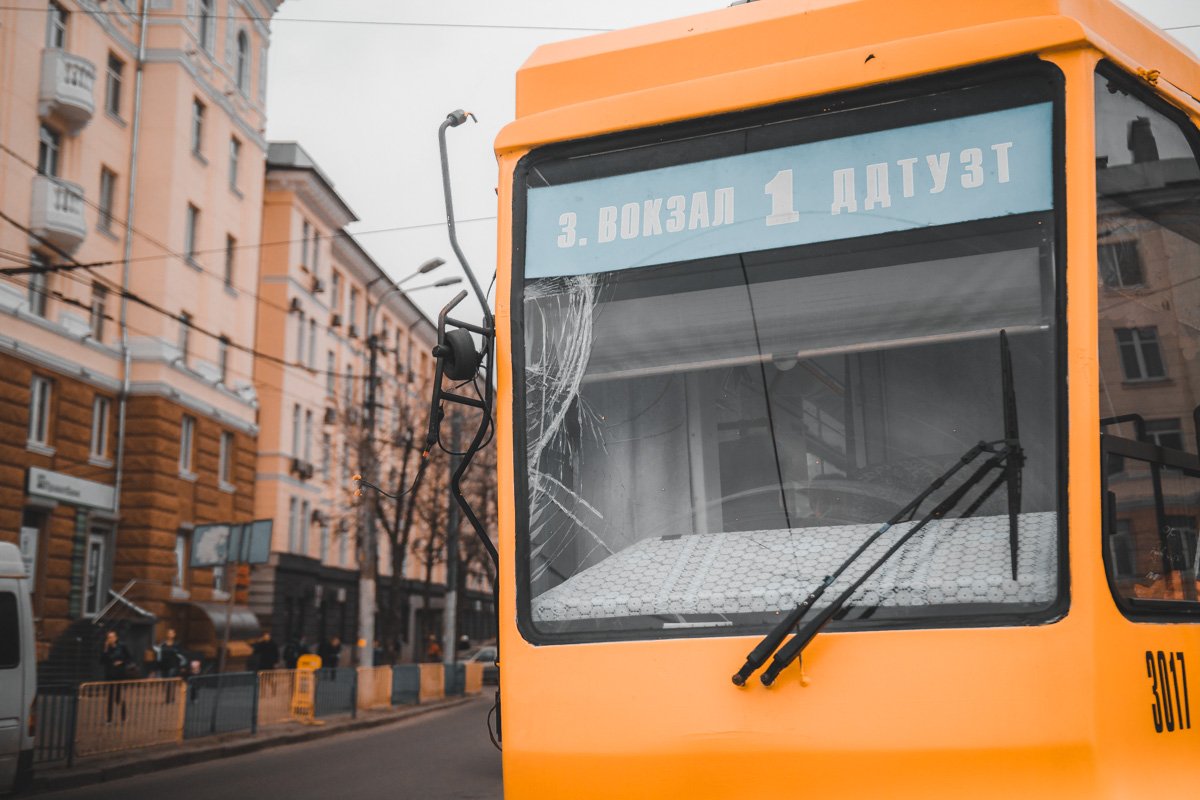 Водитель маршрутки № 157 не заметил трамвай из-за грузовика, который ехал между ними