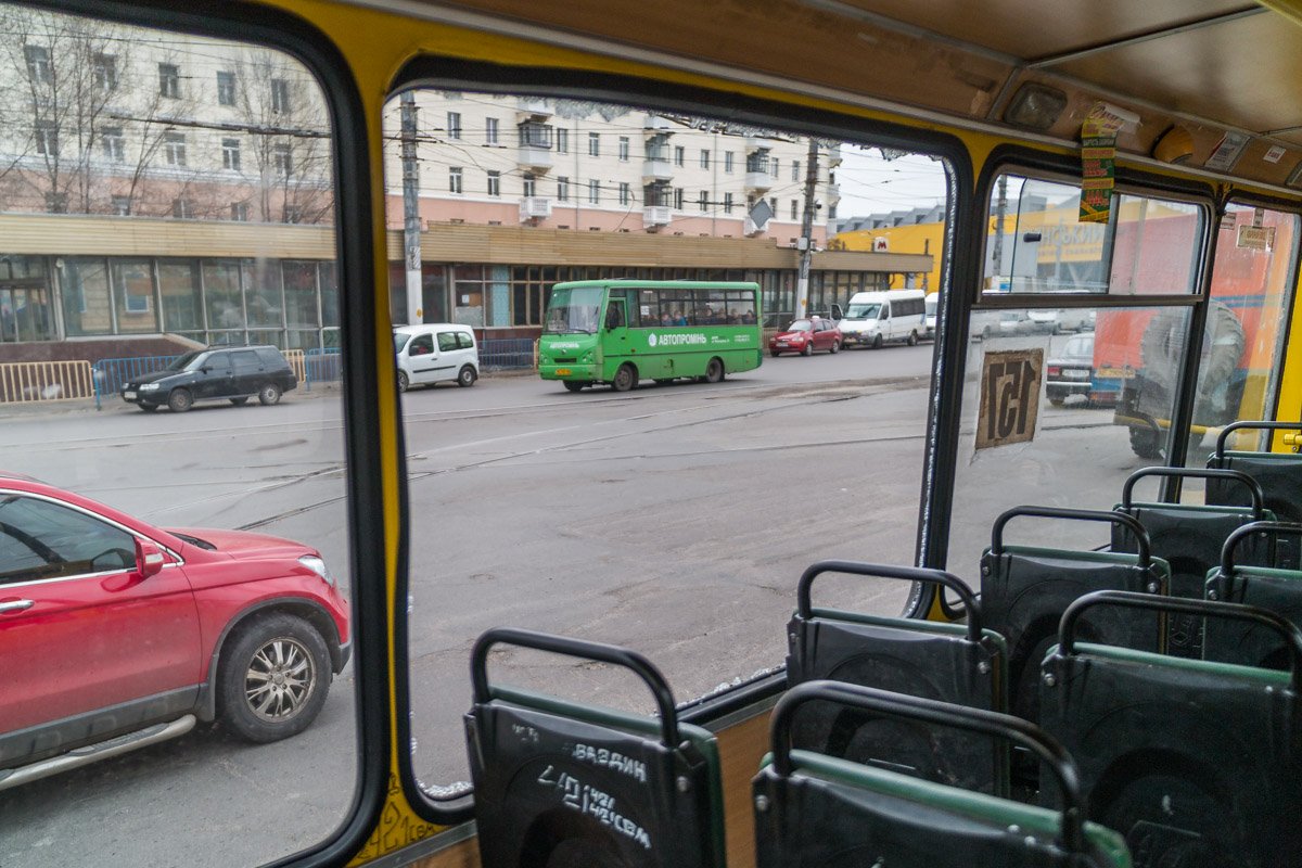 У маршрутки разбито стекло 