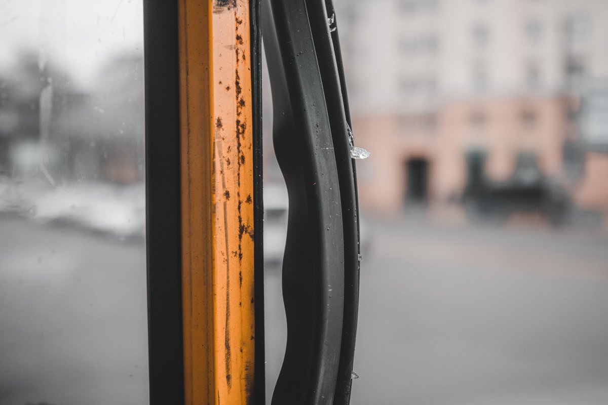 Позже появилось видео момента столкновения, на котором видно, что никакого грузовика не было