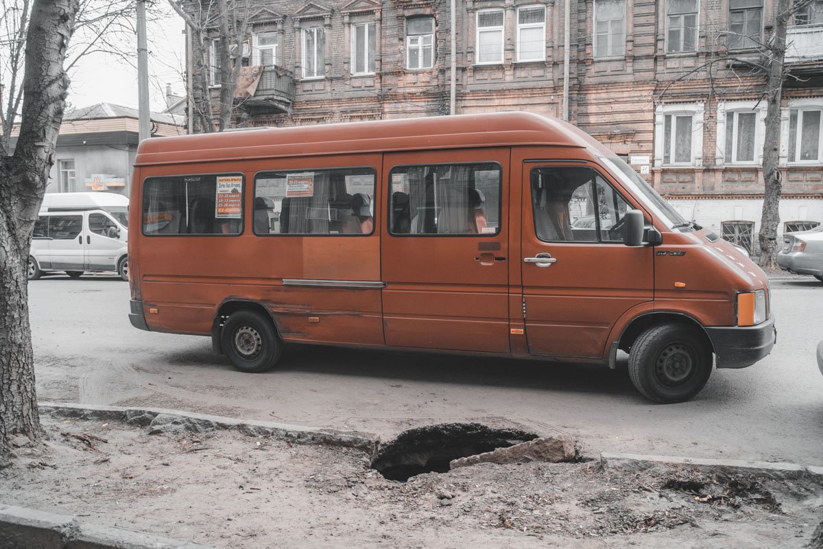 Глубокая яма образовалась на улице Короленко, возле дома 14/16