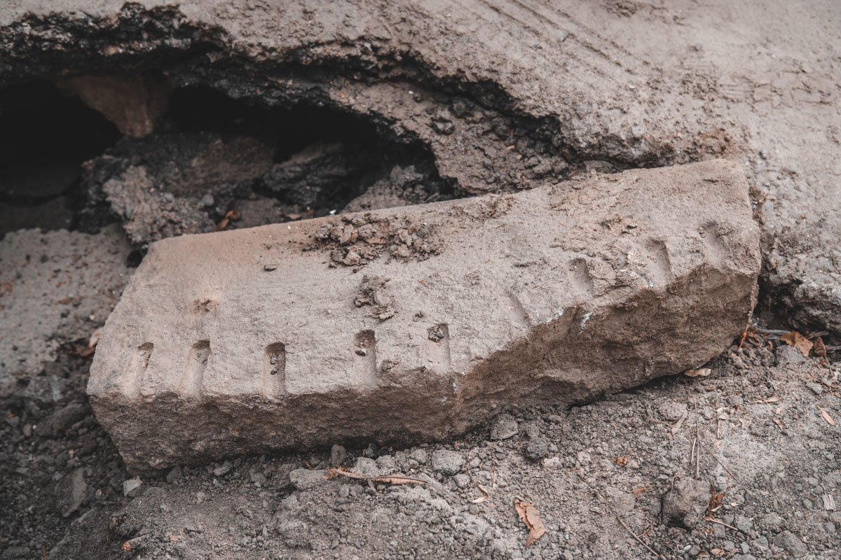 Несмотря на то, что выбоина находится возле бордюра, она значительно затрудняет проезд
