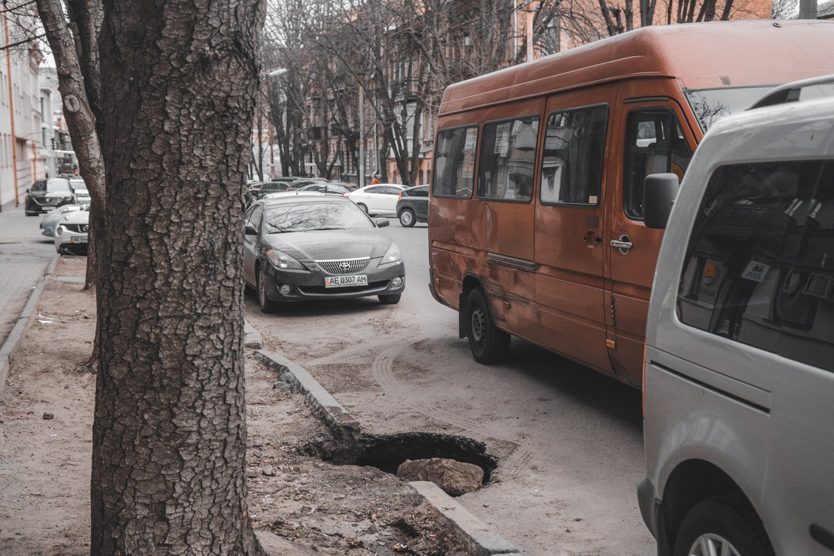 Советуем водителям быть бдительными на улице Короленко, чтобы не остаться без колес