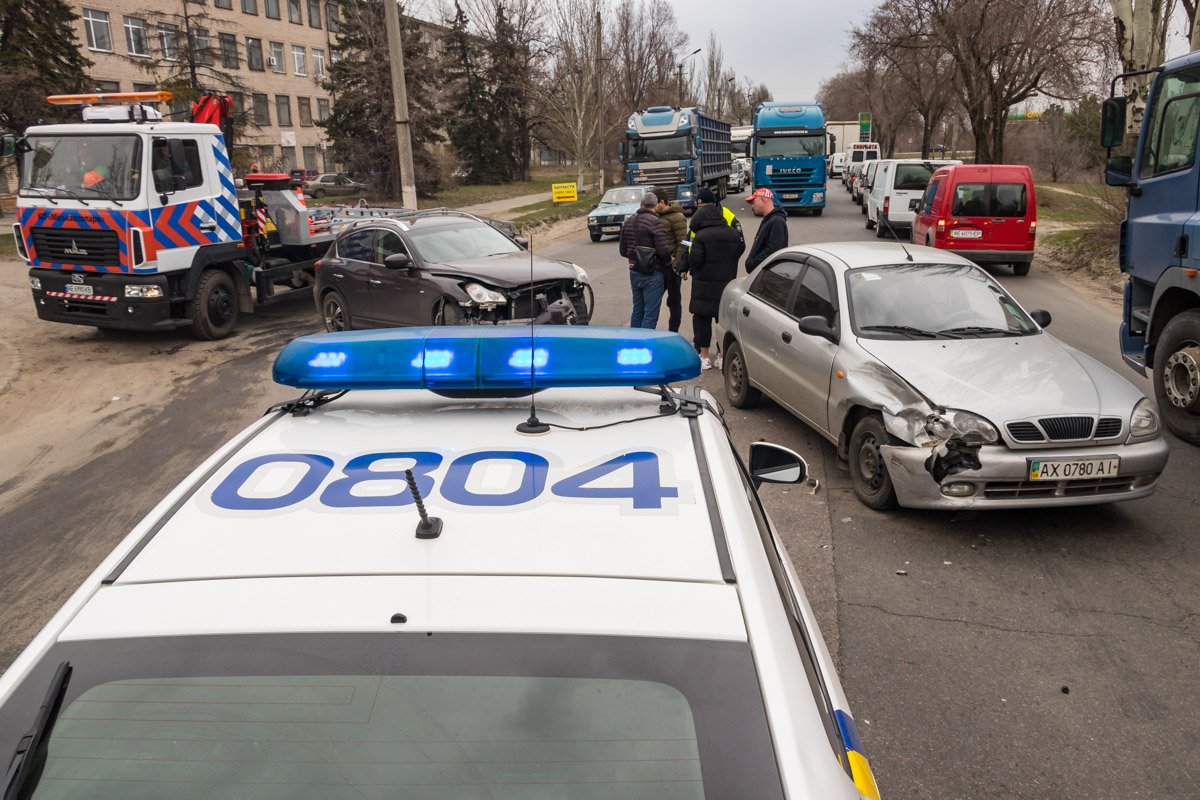 В Днепре на Днепросталевской столкнулись Lanos и Infiniti В Днепре на Днепросталевской столкнулись Lanos и Infiniti