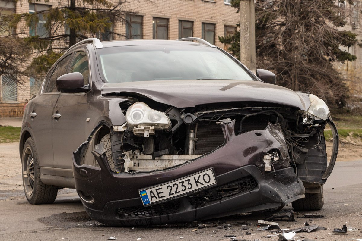 С прилегающей территории выезжал автомобиль Infiniti С прилегающей территории выезжал автомобиль Infiniti