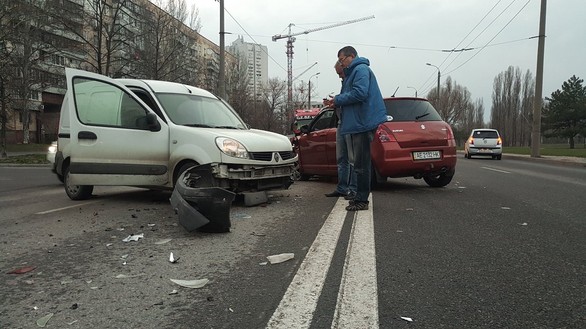 Автомобили заняли две полосы движения Автомобили заняли две полосы движения