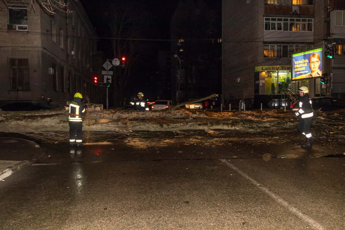 Пешеходам также стоит обходить это место стороной Пешеходам также стоит обходить это место стороной