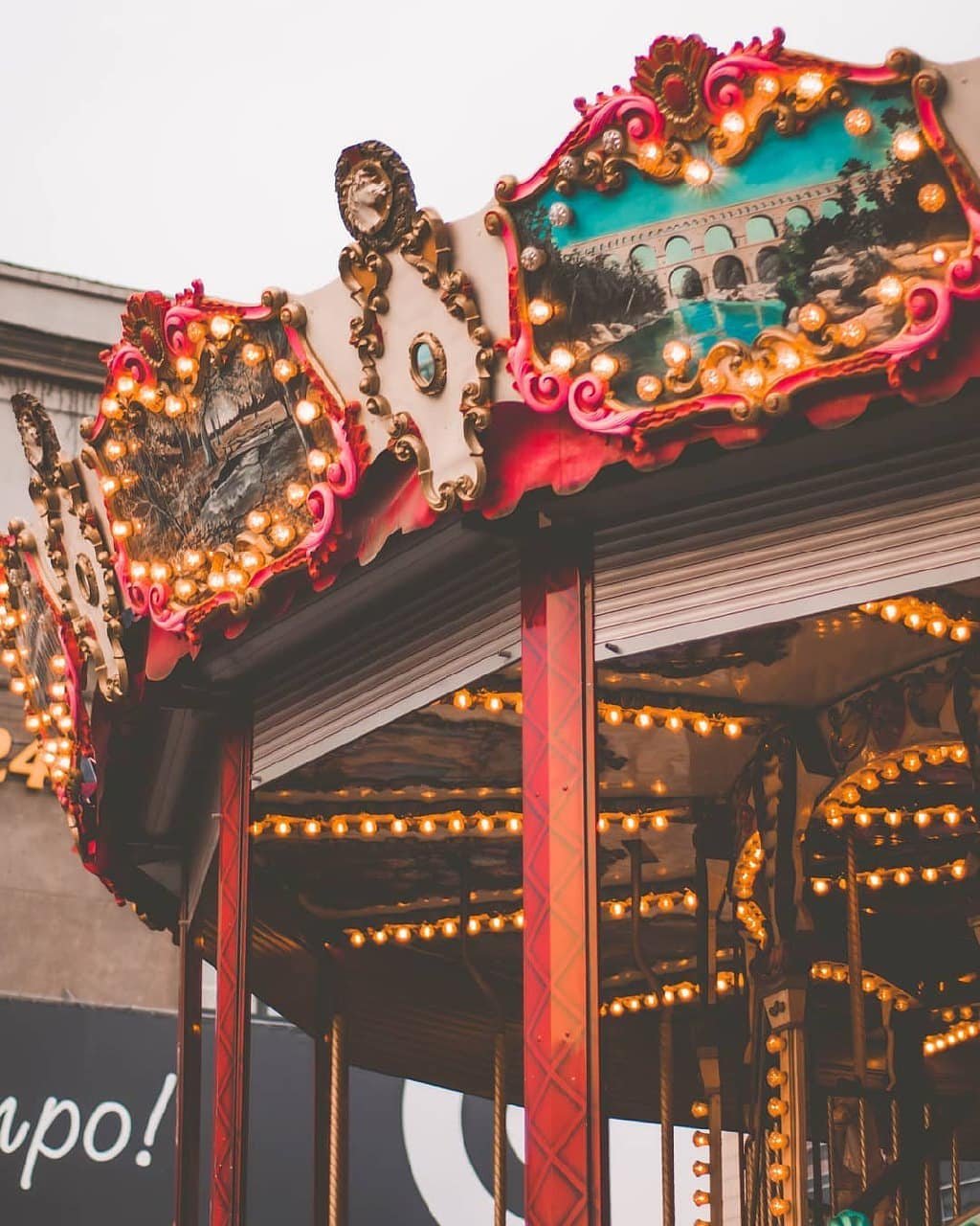 Смотря на такие карусели, хочется снова стать ребенком. Фото: dreamers_and_warriors