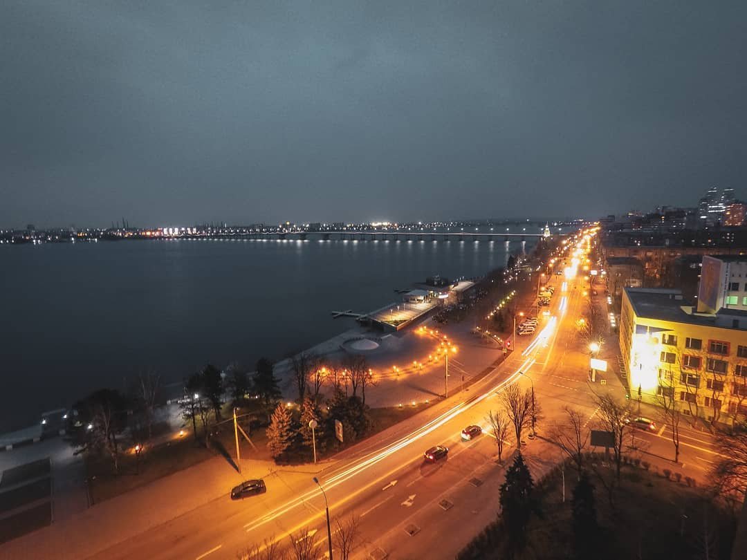 Ночные огни Набережной Днепра. Фото: ph_rfs