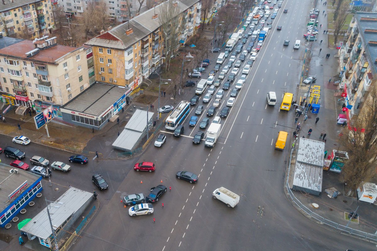 В Днепре на Слобожанском проспекте столкнулись Merсedes и ВАЗ