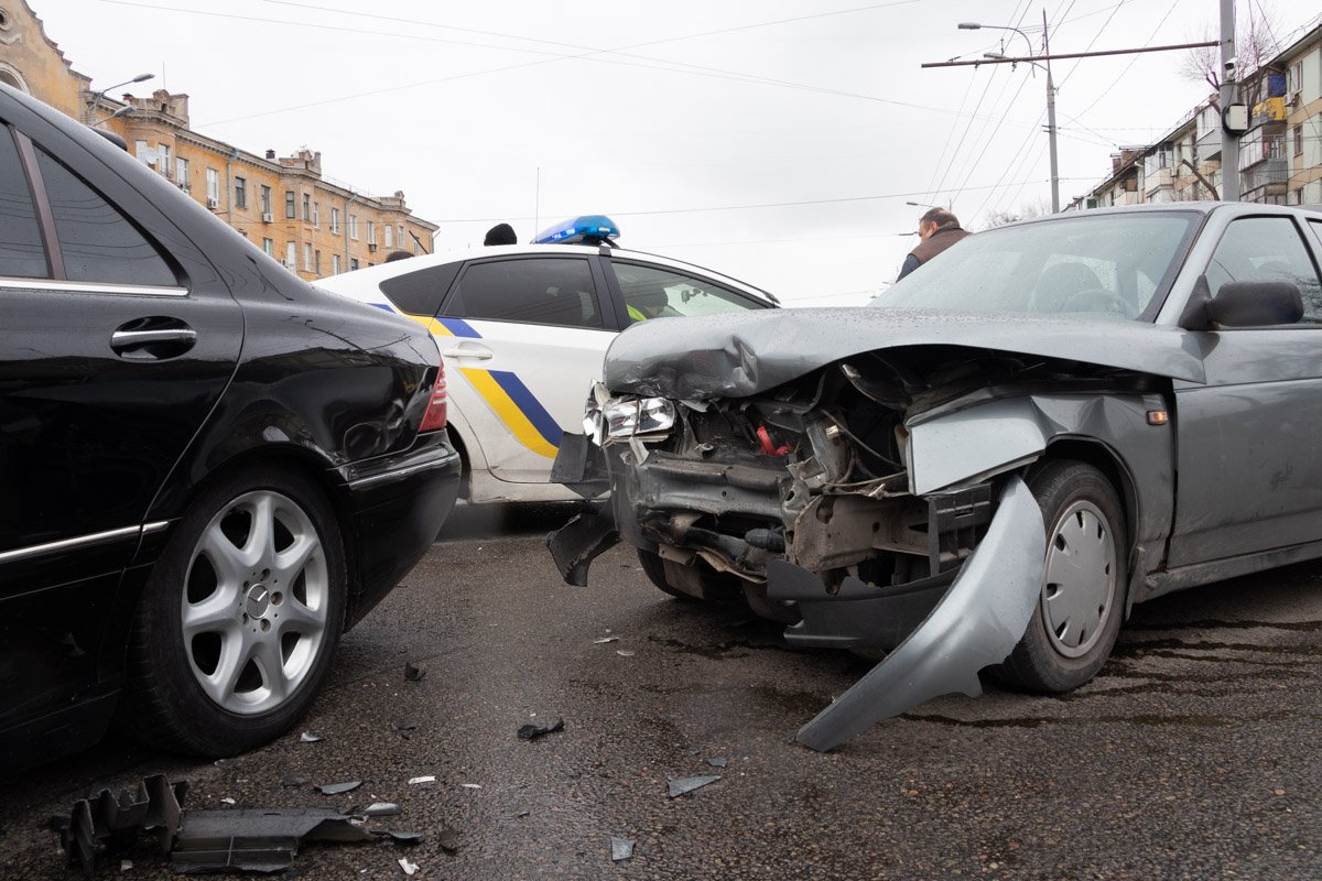 В Днепре на Слобожанском проспекте столкнулись Merсedes и ВАЗ ...