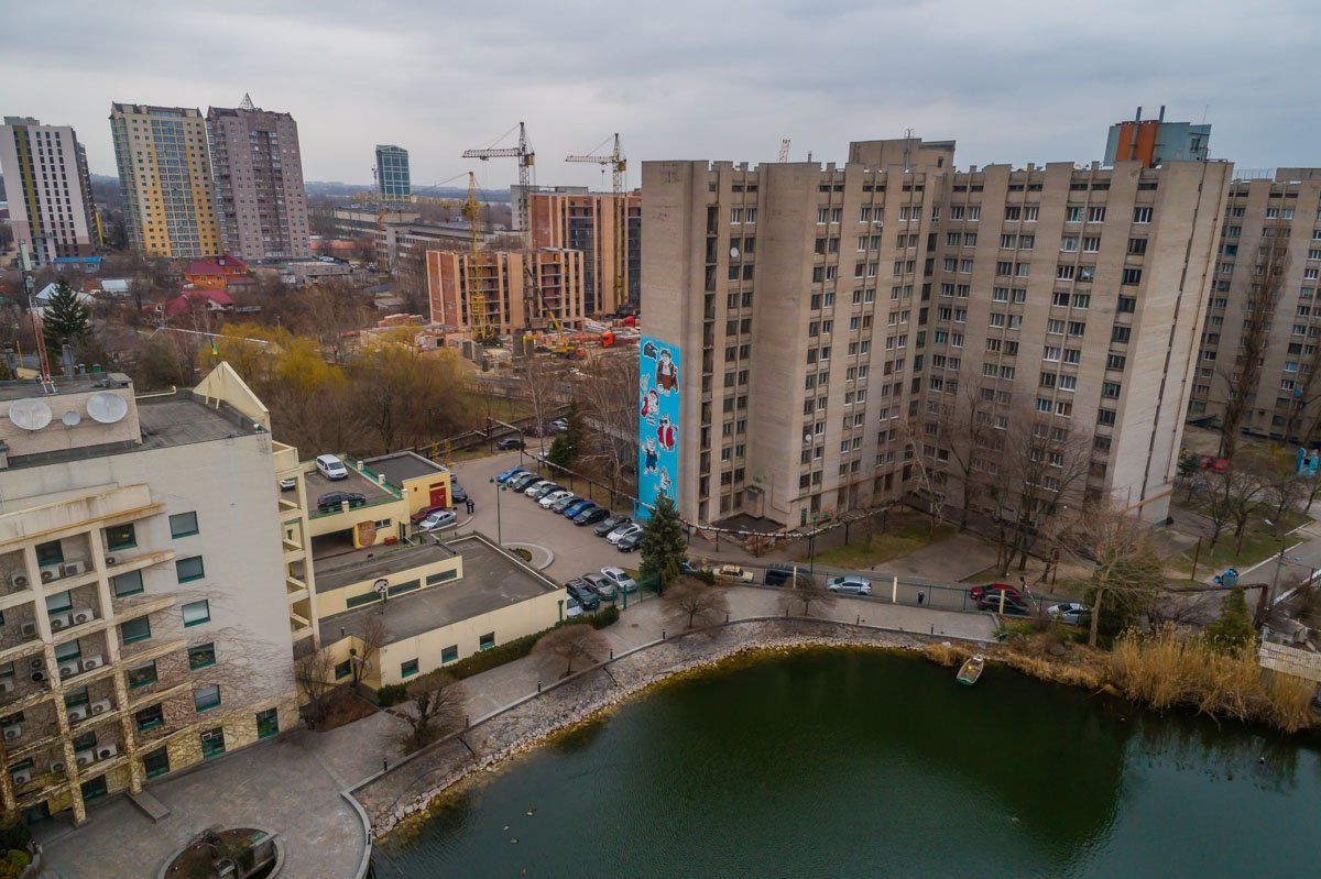 Инициатором мурала на Набережной Победы стал создатель мобильного банка - "Monobank