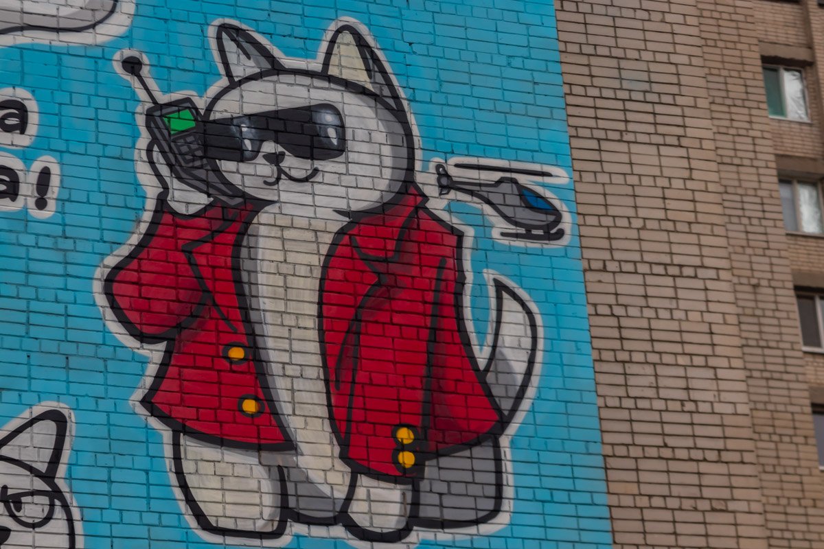 Мурал выполнили в ярких оттенках голубого, красного, коричневого и белого