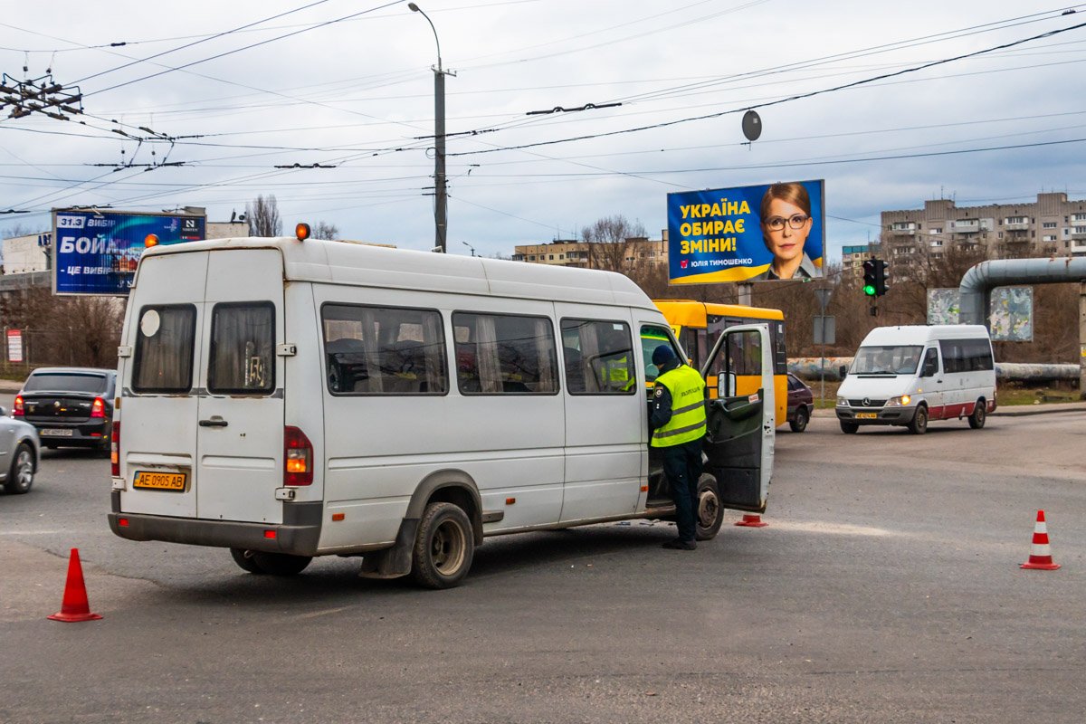 В Днепре на улице Янтарной столкнулись маршрутка № 59 с пассажирами и Москвич В Днепре на улице Янтарной столкнулись маршрутка № 59 с пассажирами и Москвич