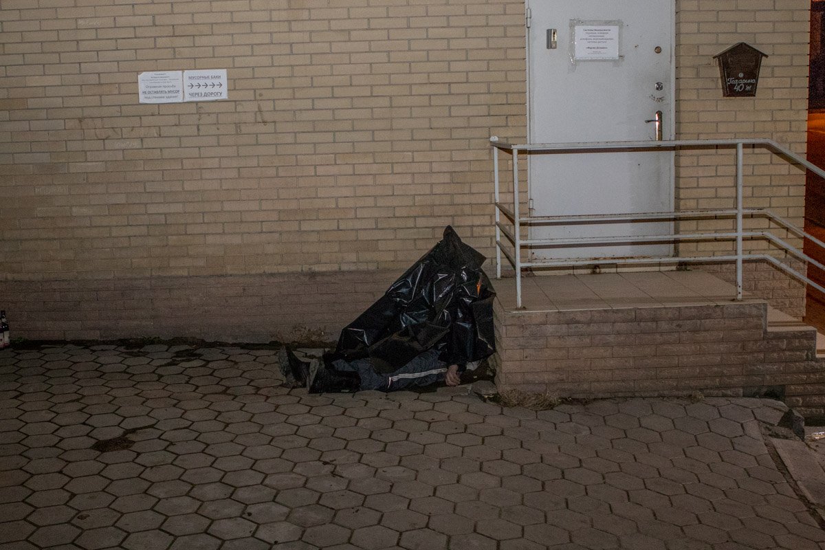 На вид около 25-ти лет