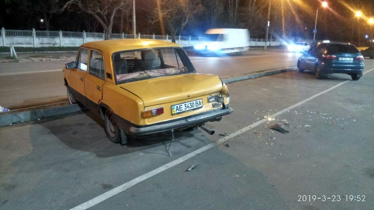 Убегая от полиции, водитель ГАЗели протаранил ВАЗ, припаркованный возле дома