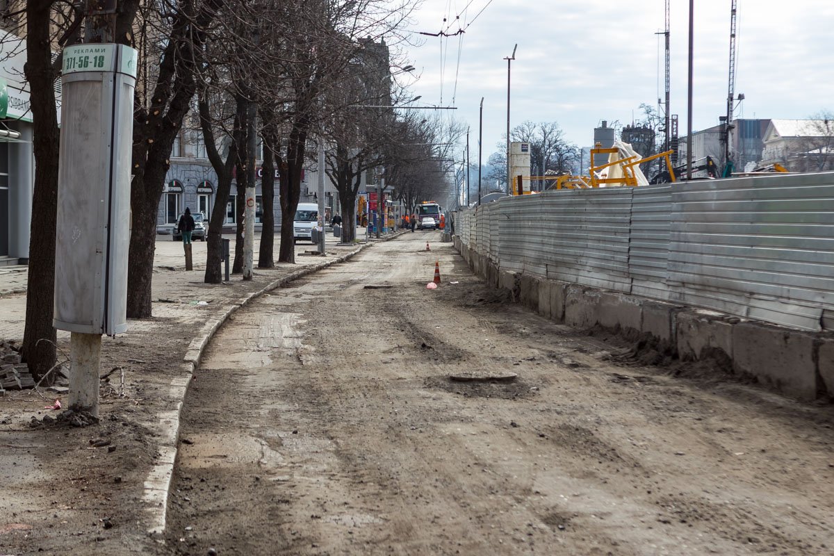 Коммунальщики готовят участок к ремонту Коммунальщики готовят участок к ремонту