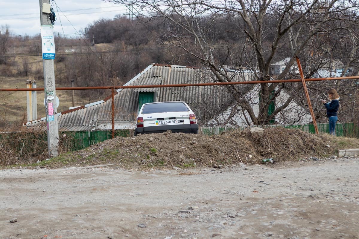 Мужчина не решил, как будет спасать свое авто