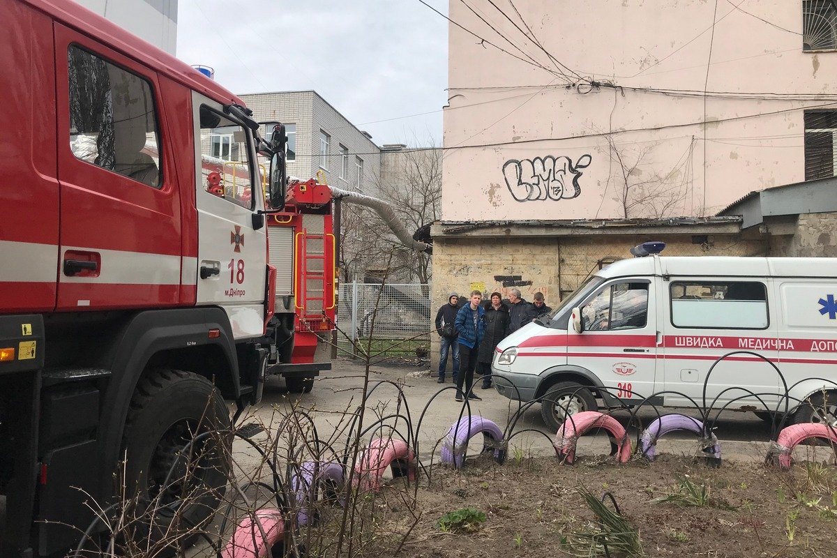 Один из жильцов надышался угарным газом, поэтому медики госпитализировали его в городскую больницу Один из жильцов надышался угарным газом, поэтому медики госпитализировали его в городскую больницу