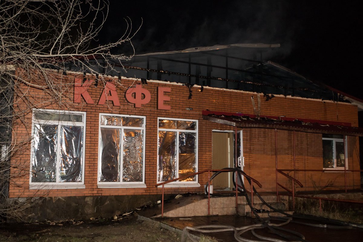 О том, что в помещении находится кафе, свидетельсивуют только огромные четыре буквы на фасаде