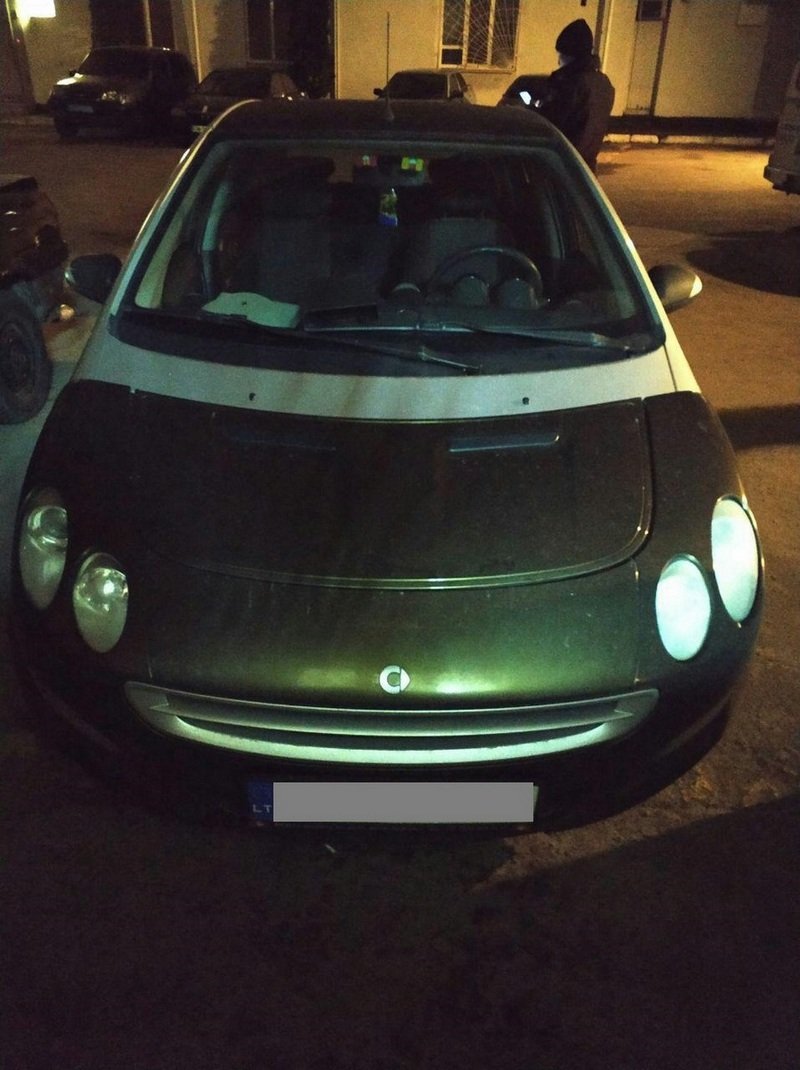 Забавно, но патрульные нашли в кармане одного из "борцов с преступностью" бумажный конверт с веществом растительного происхождения