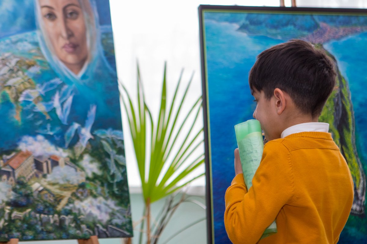 На большинстве полотен можно было увидеть сказочные греческие пейзажи  На большинстве полотен можно было увидеть сказочные греческие пейзажи