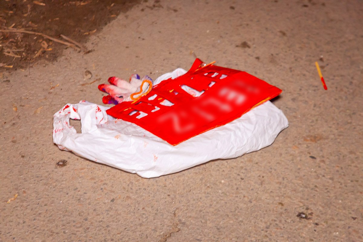 Убегая, мальчик захватил баллончик и трафарет Убегая, мальчик захватил баллончик и трафарет