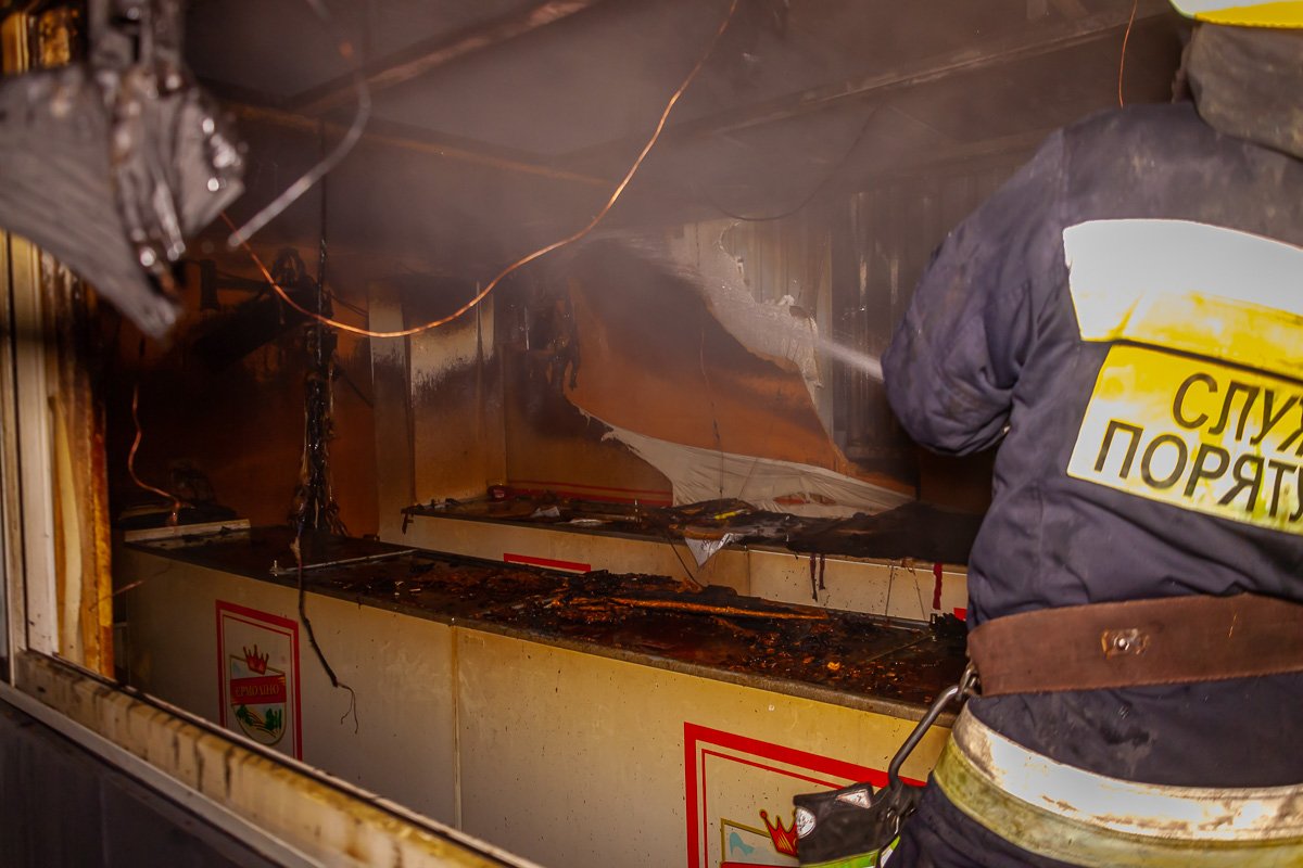 Приблизительно в 1:40 начал гореть магазин на Байкальской