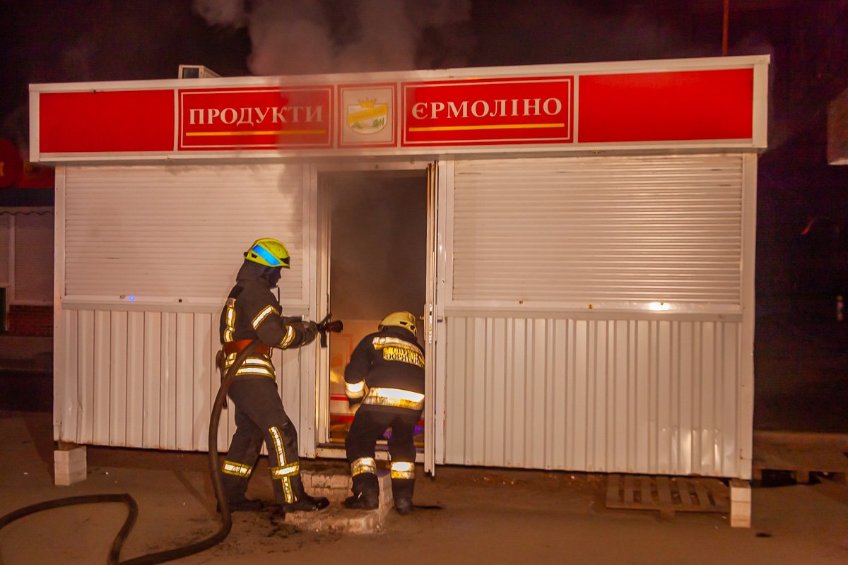 В 2:00 на линию "101" сообщили о сильном задымлении в "Ермолинских полуфабрикатах" на Терещенковской