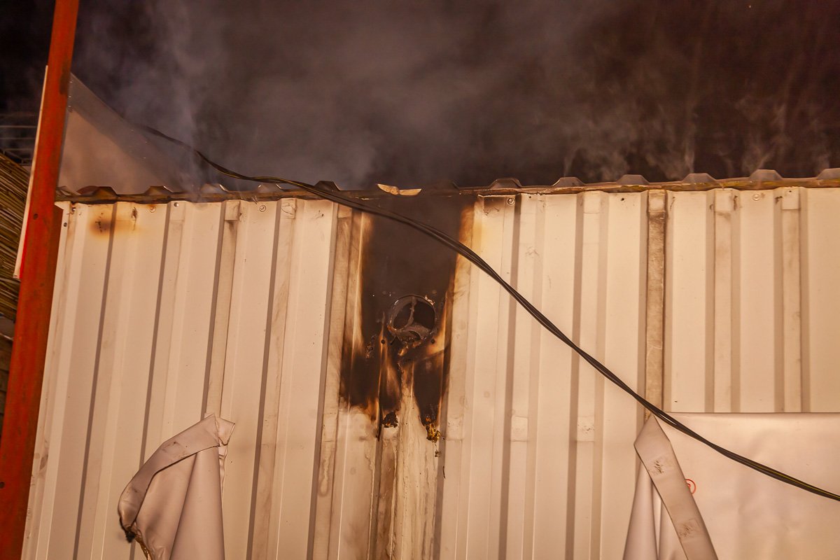 Сотрудники считают, что киоск подожгли 