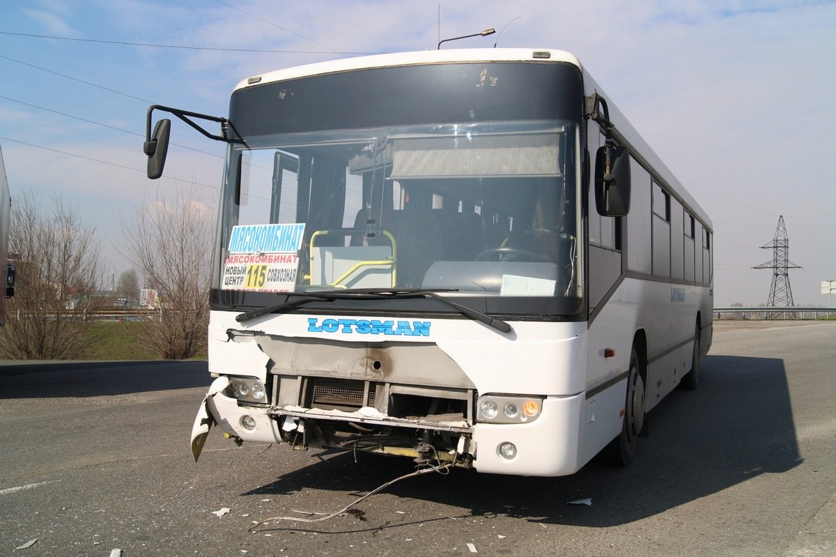 Маршрутка тоже не осталась невредимой