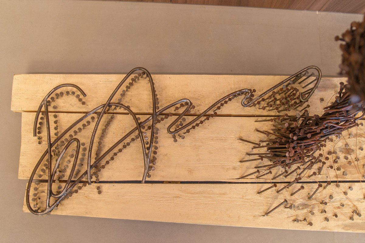 Арт-объект выполнен из фанеры, гвоздей и проволоки Арт-объект выполнен из фанеры, гвоздей и проволоки