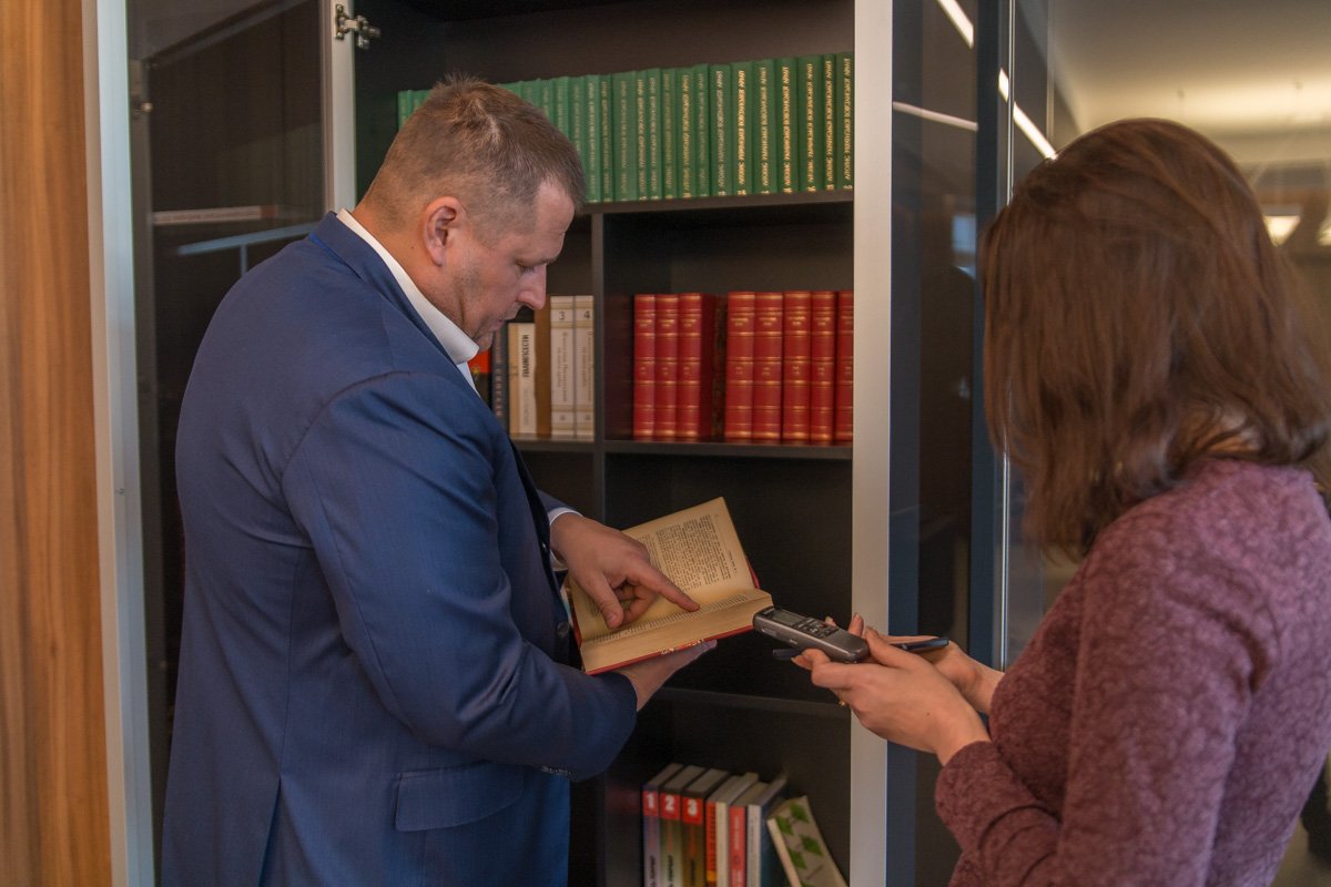 Небольшая библиотека в кабинете Небольшая библиотека в кабинете